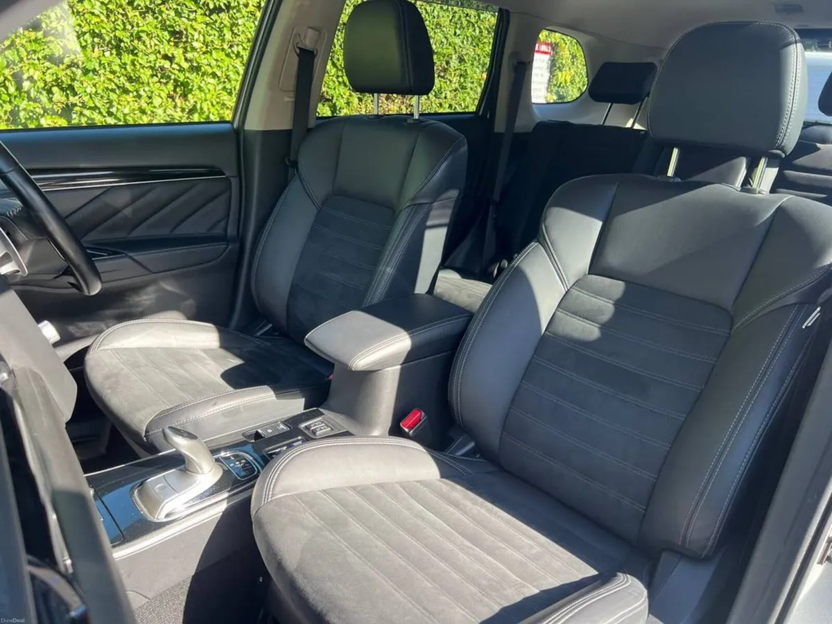 Mitsubishi Outlander 2.4 PLUG-IN HYBRID AUTO // LE - Image 6