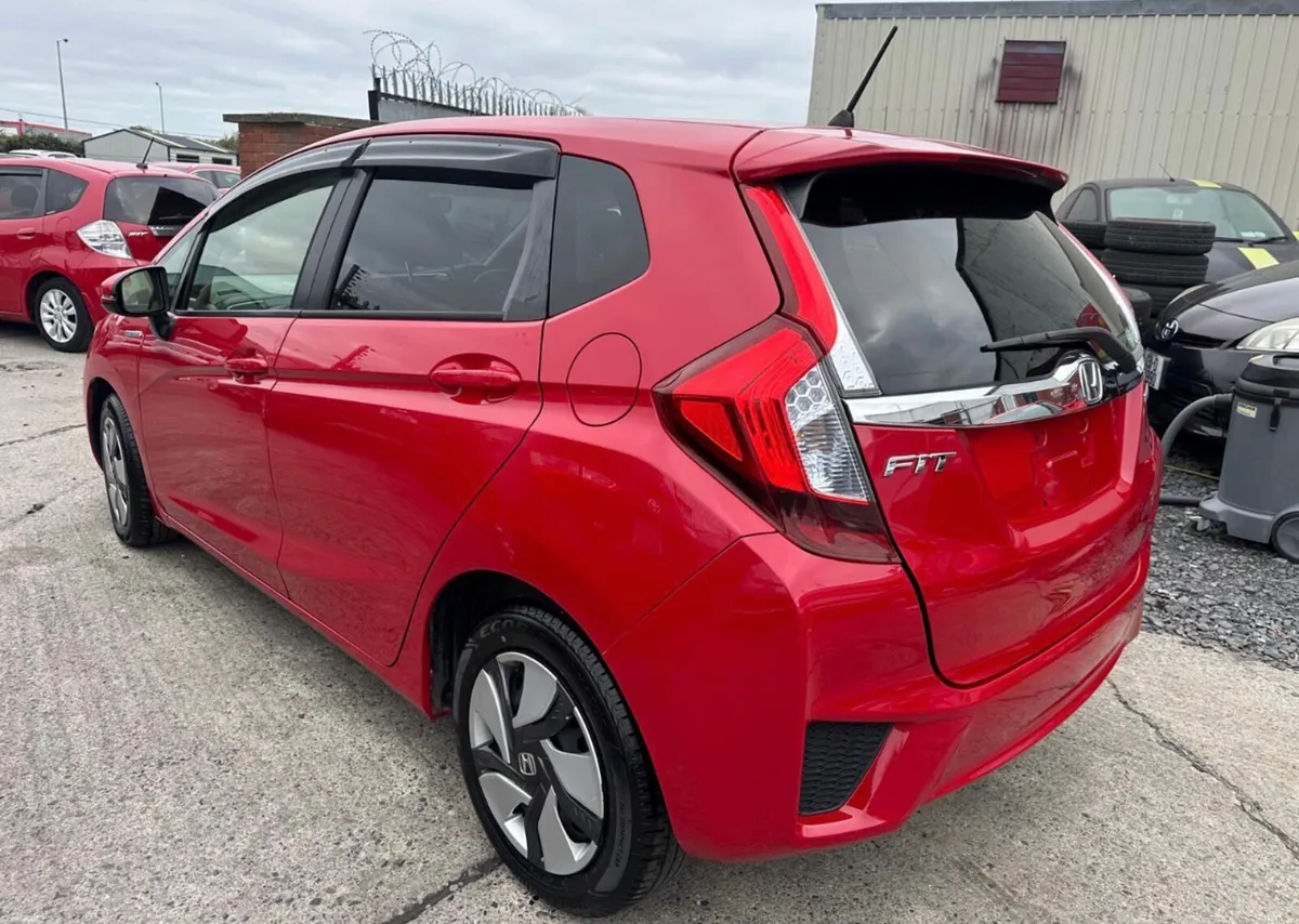 Honda Fit 2015 1.5 Hybrid Auto/ New Nct / warranty - Image 4