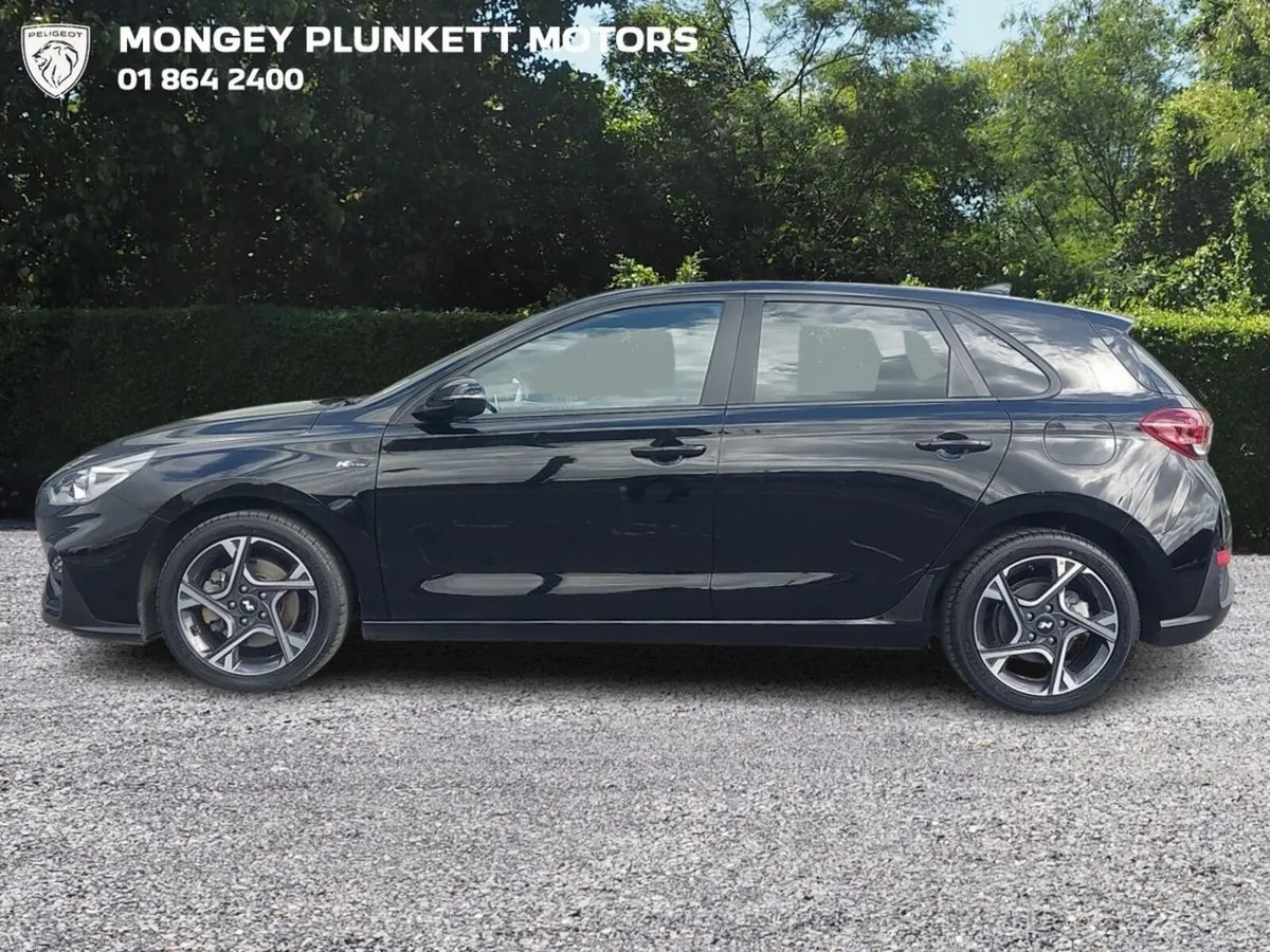 Hyundai i30 Petrol Deluxe NLine LOW MILEAGE - Image 4