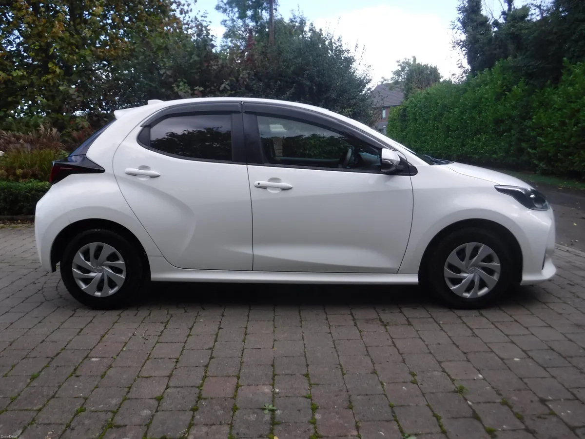 Toyota Yaris 1.5 Auto Hybrid ANDROID + CARPLAY - Image 2