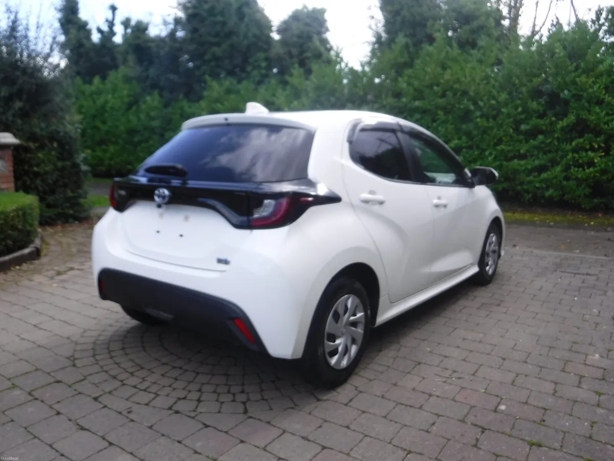 Toyota Yaris 1.5 Auto Hybrid ANDROID + CARPLAY - Image 3