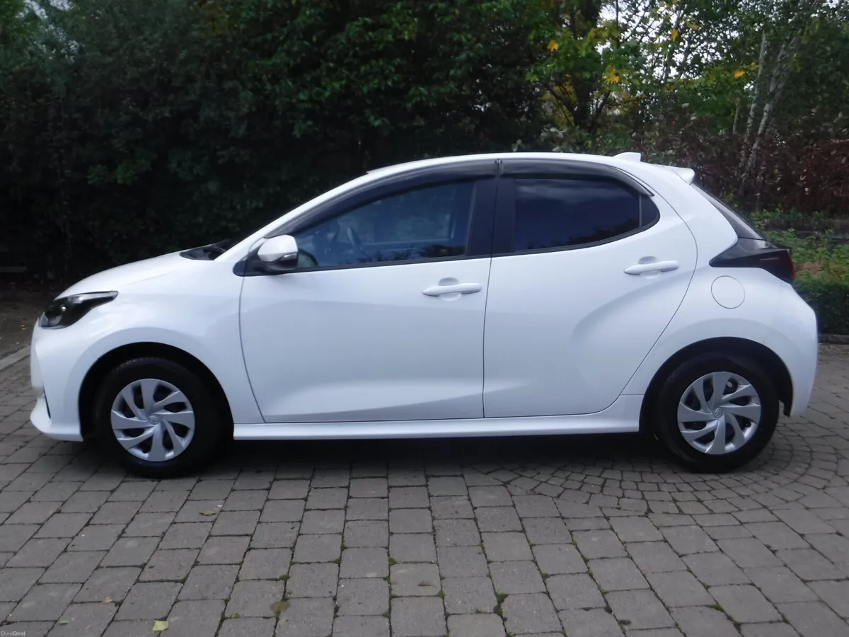 Toyota Yaris 1.5 Auto Hybrid ANDROID + CARPLAY - Image 5