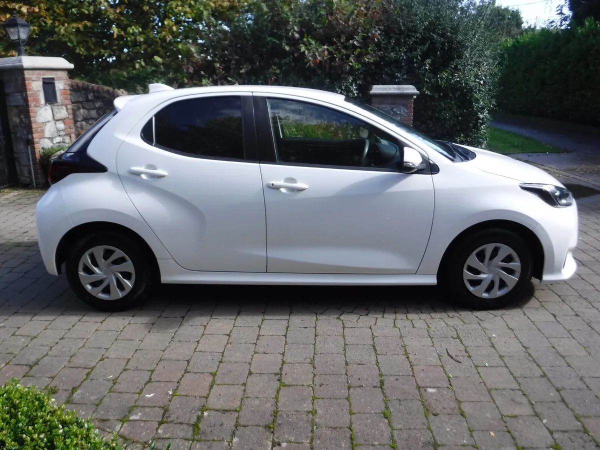 Toyota Yaris 1.5 Auto Hybrid Android + Carplay - Image 2