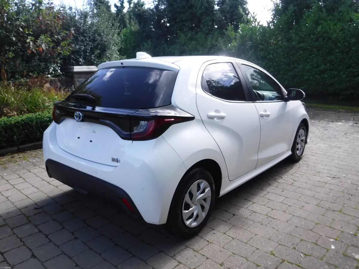 Toyota Yaris 1.5 Auto Hybrid Android + Carplay - Image 3
