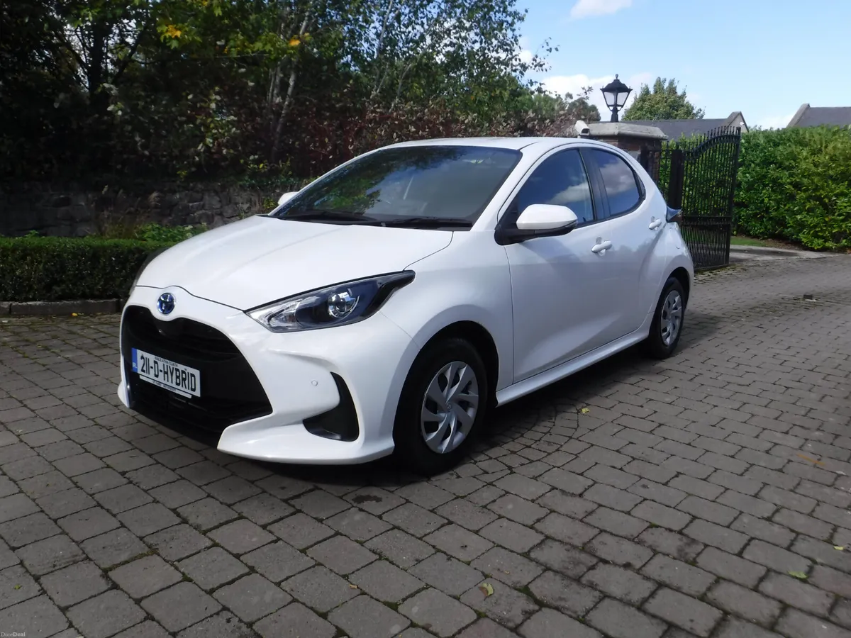 Toyota Yaris 1.5 Auto Hybrid Android + Carplay - Image 6