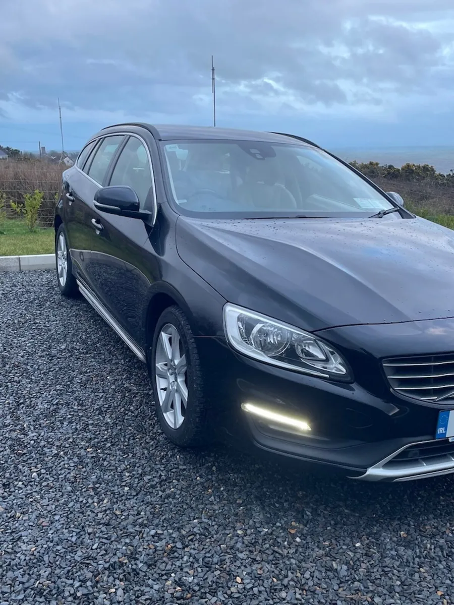 Volvo V60 D2SE Auto Geartronic Black metallic 2018 - Image 3