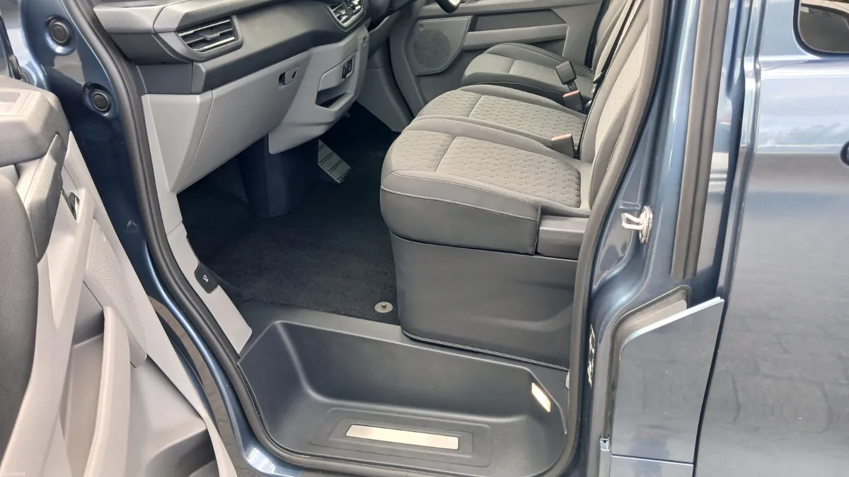 251 TOURNEO LWB PETROL ELECTRIC HYBRID 9 SEATS - Image 4
