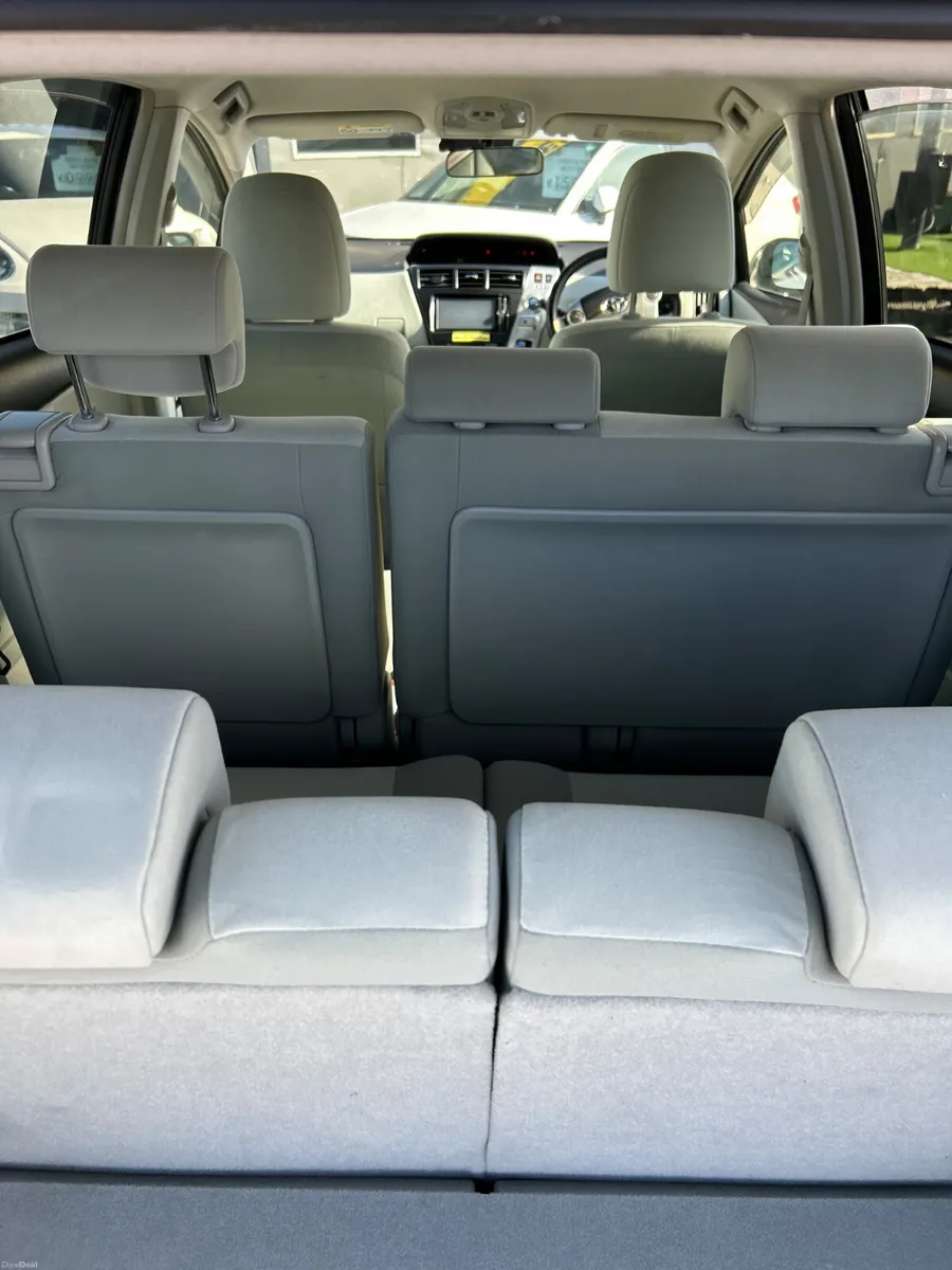Toyota Prius 7 Seater hybrid - Image 5