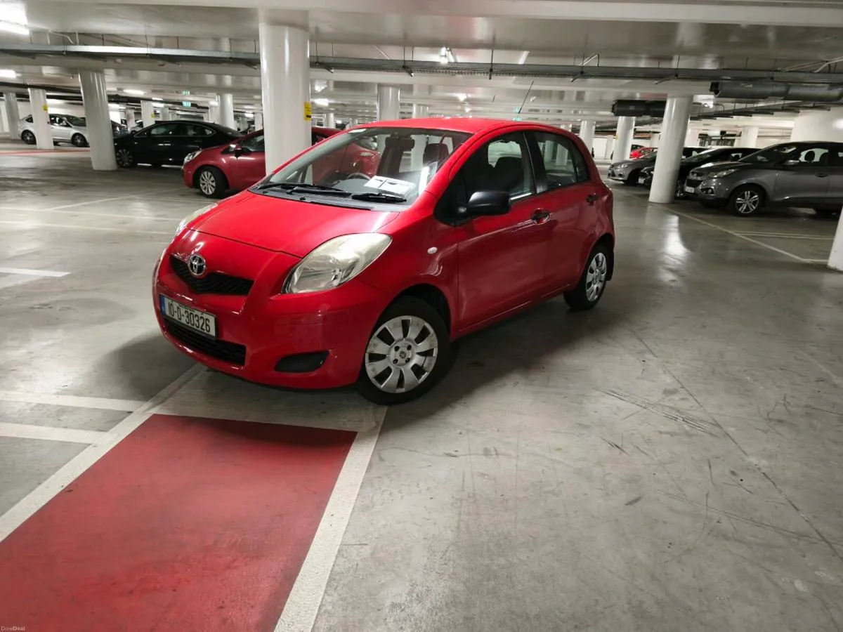 Toyota Yaris very low km - Image 2