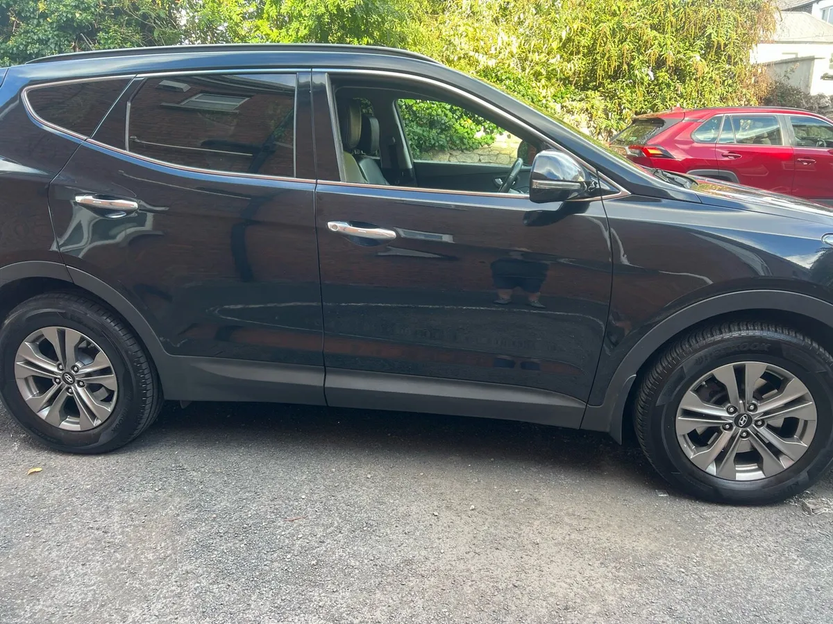 Hyundai Santa Fe 7 seater 4x4 - Image 2