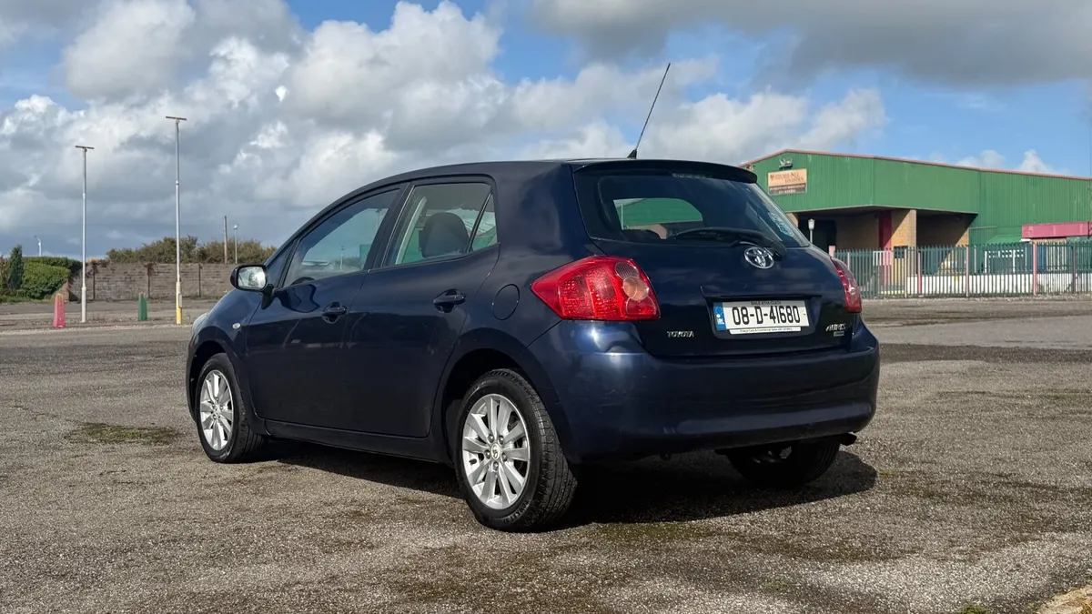 Toyota Auris 2008 - Image 2
