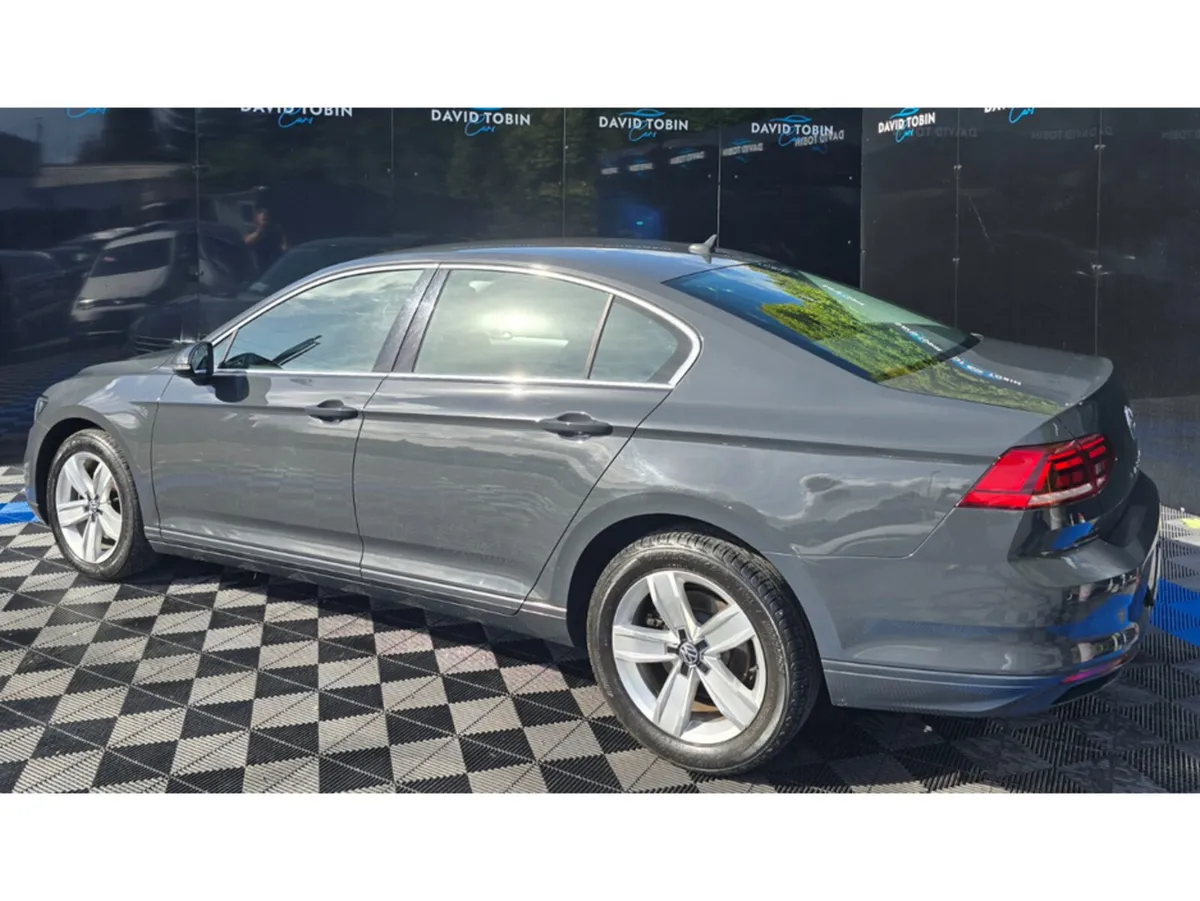 Volkswagen Passat 2.0 TDI SE NAV 150PS 4DR - Image 4