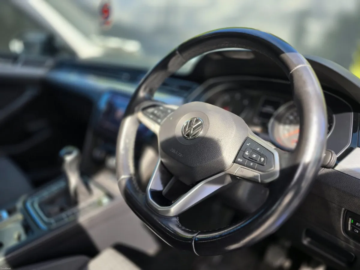Volkswagen Passat 2.0 TDI SE NAV 150PS 4DR - Image 2