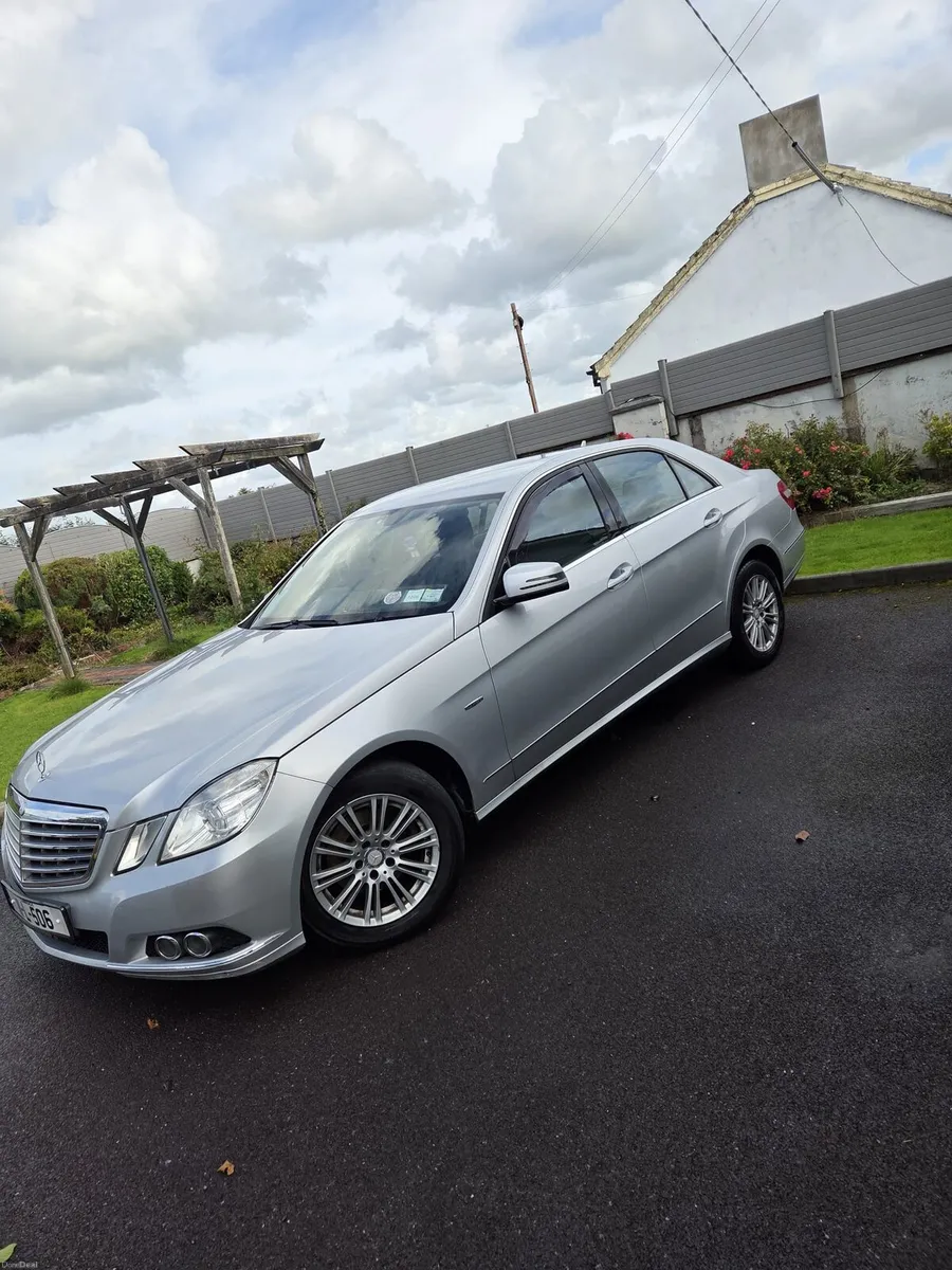 mercedes 220d lots of money spent car is like new - Image 1