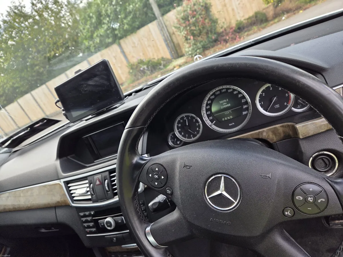 mercedes 220d lots of money spent car is like new - Image 6
