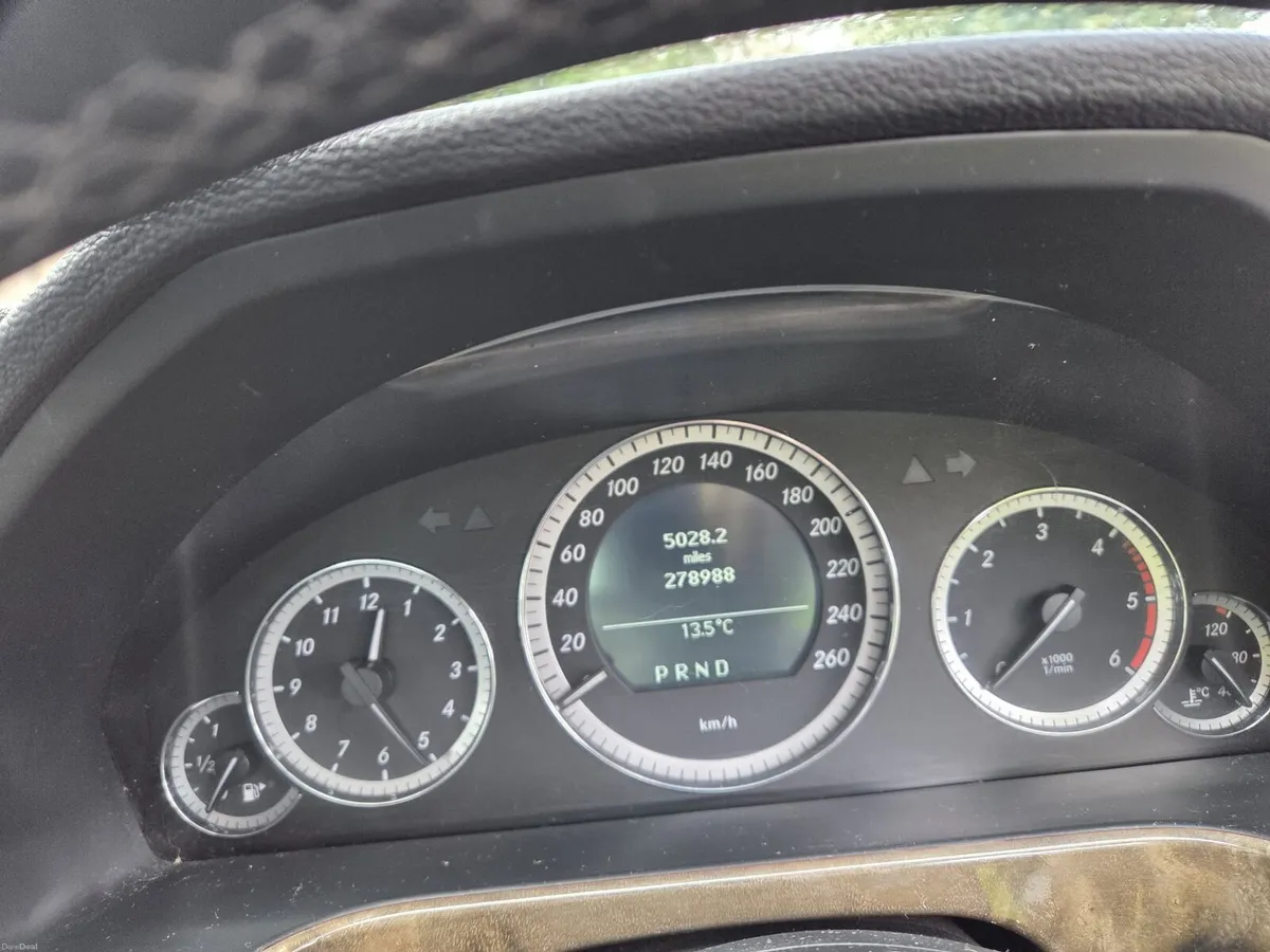 mercedes 220d lots of money spent car is like new - Image 4