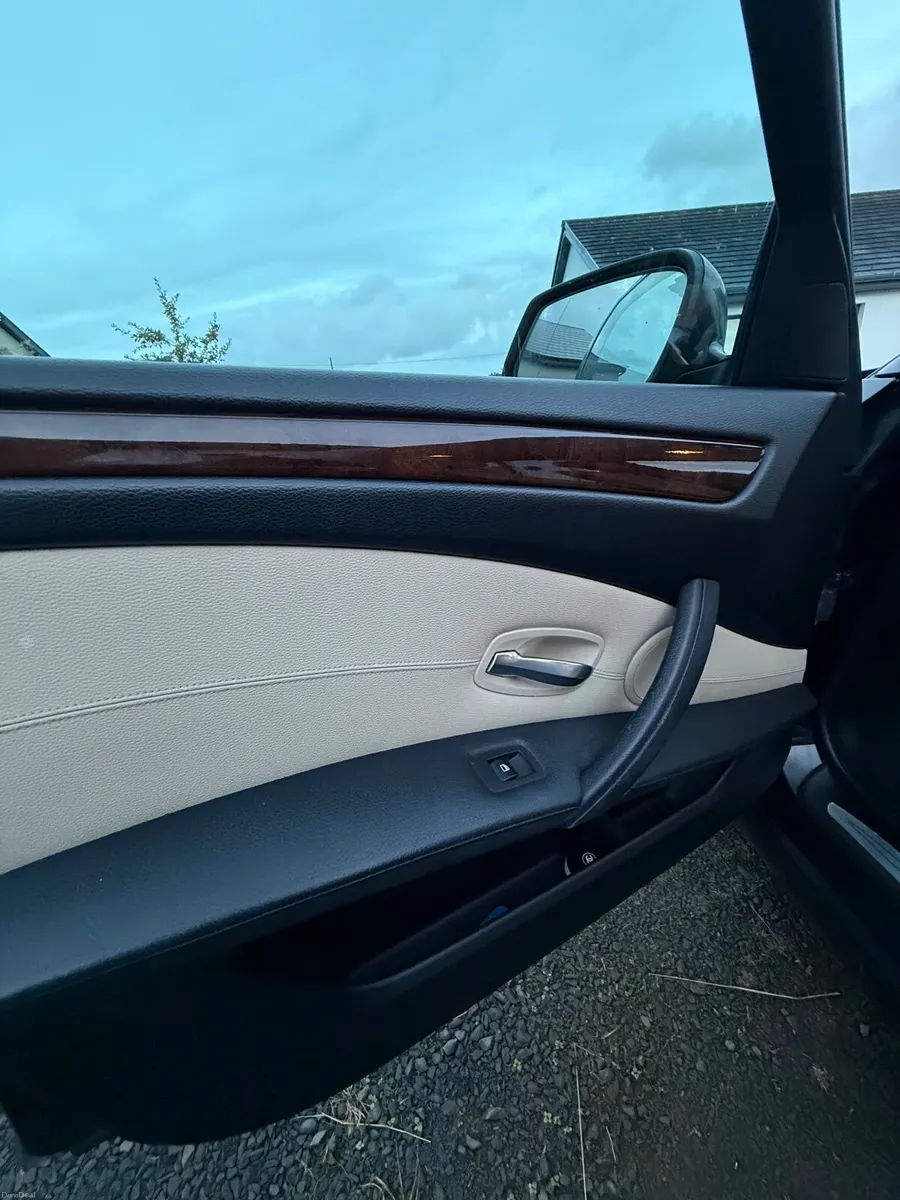 BMW 5-Series 2010 - Image 4