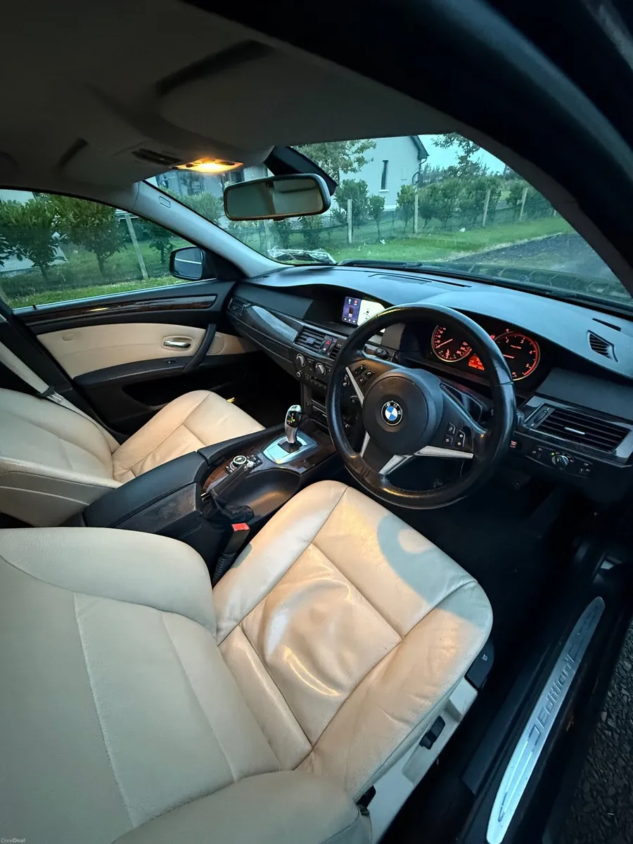 BMW 5-Series 2010 - Image 2