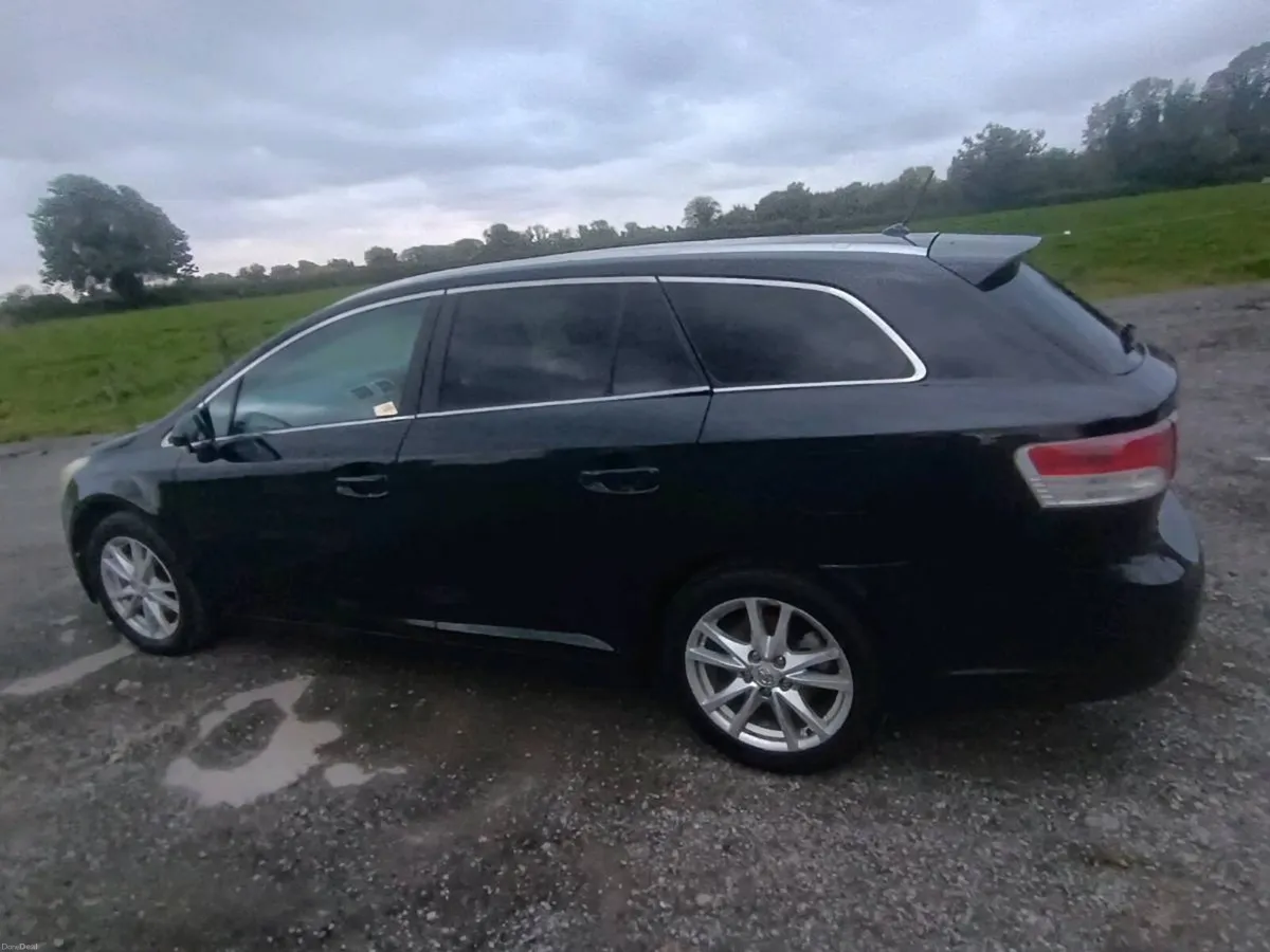 Toyota Avensis Estate - Image 2