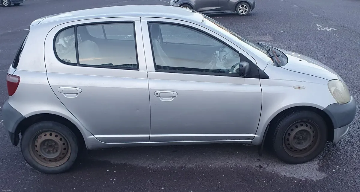 Toyota Yaris 2001 - Image 2