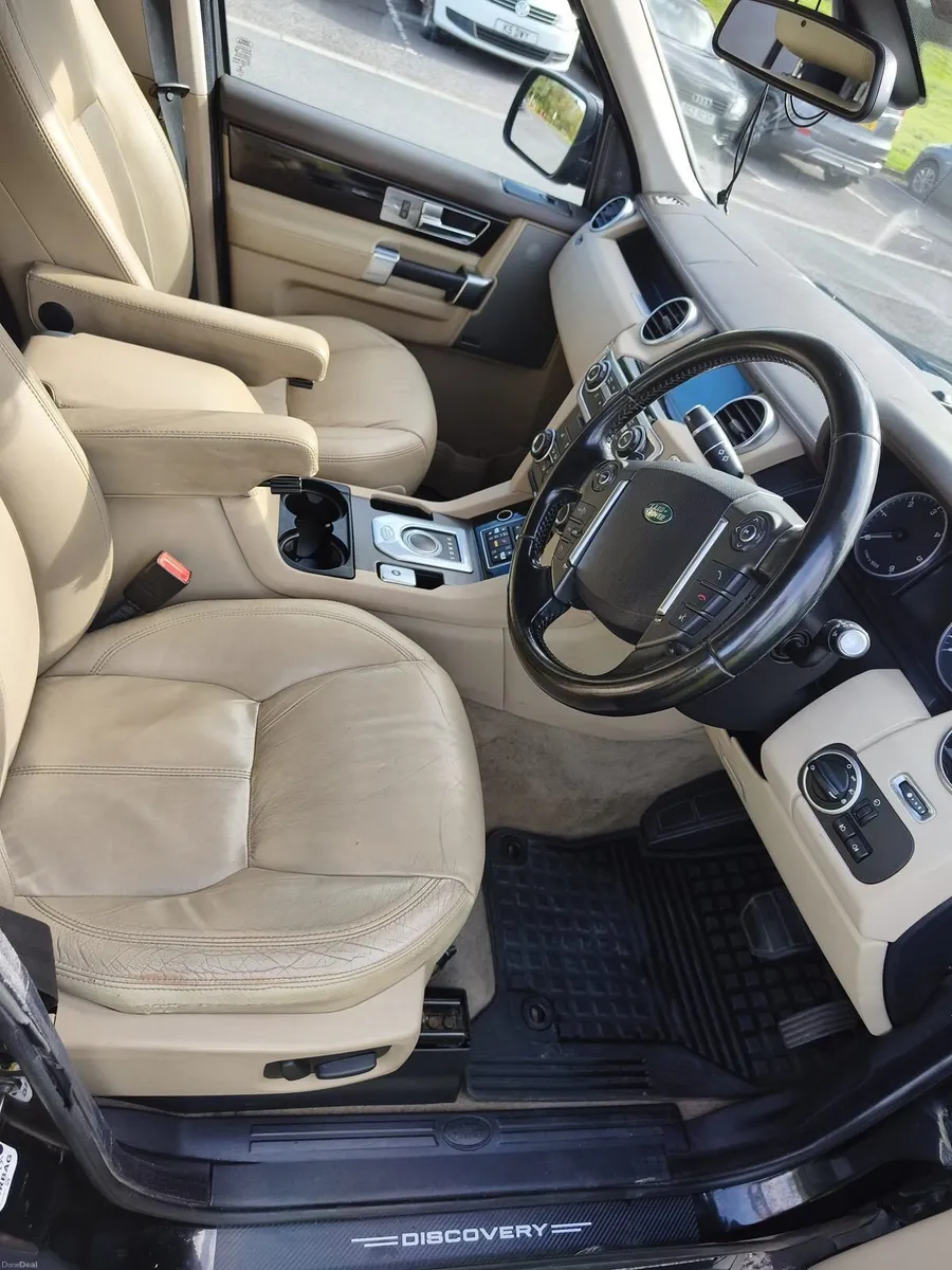 Land Rover Discovery HSE - 7 seats, TV, 4WD - Image 4