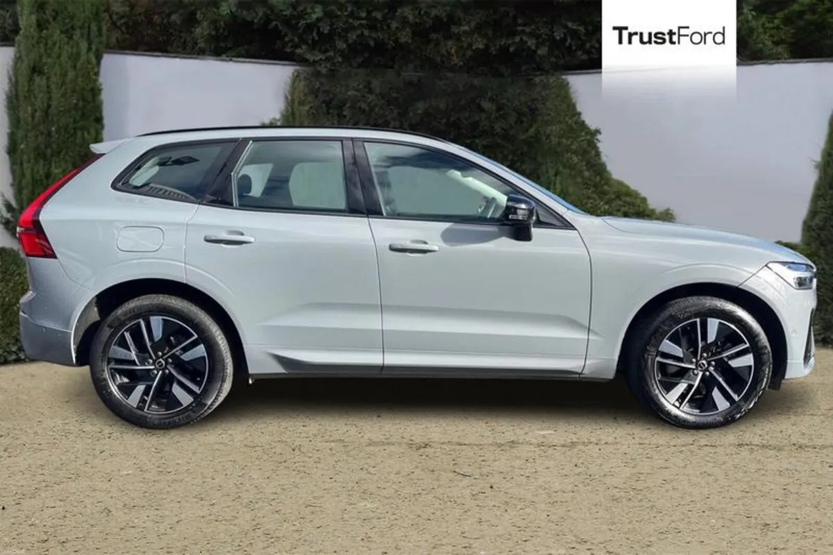Volvo XC60 2.0 B5P Plus Dark 5dr AWD Geartronic - Image 3