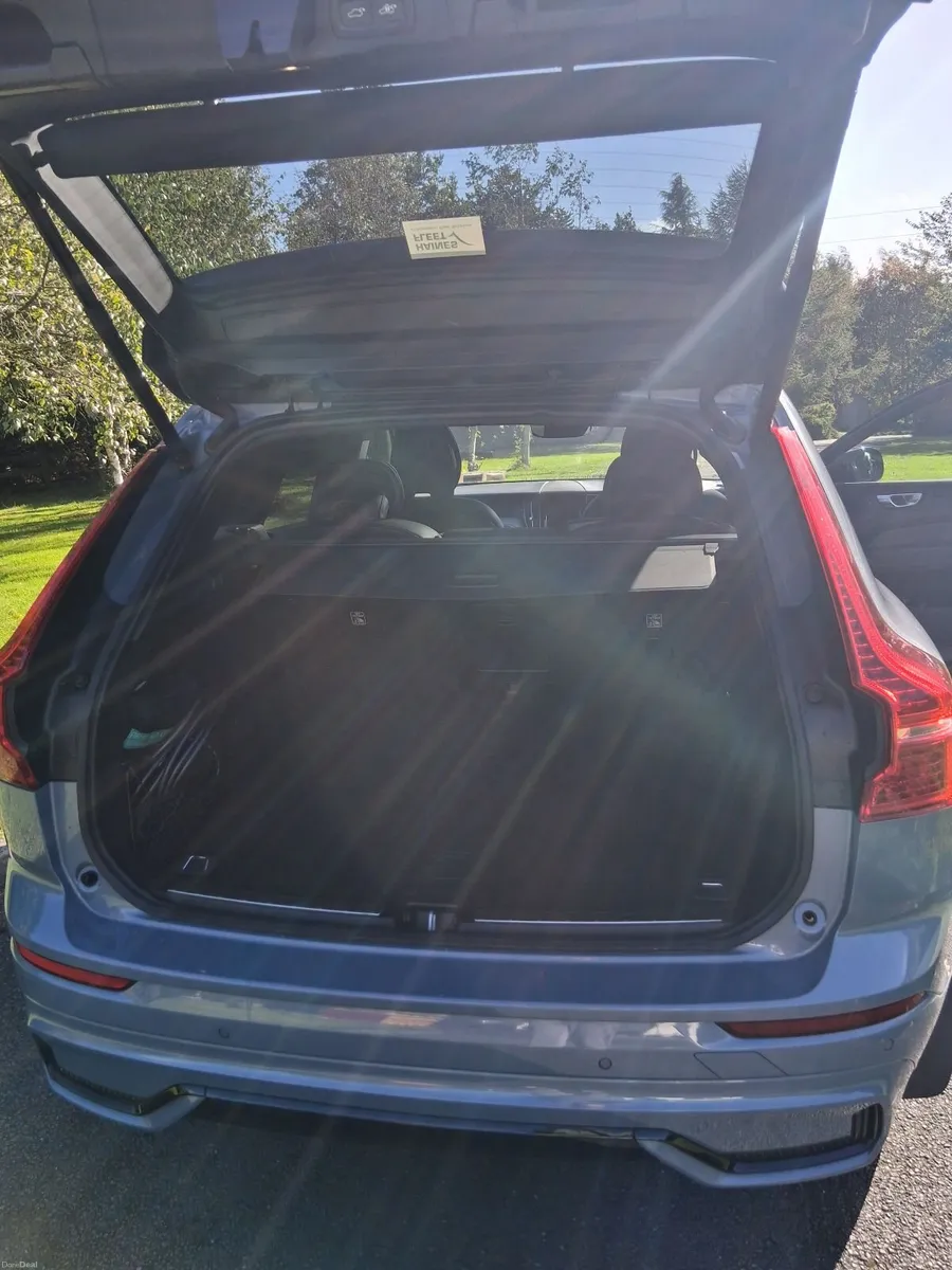 Volvo XC60 T6 PHEV R, AWD, Auto, Pan Roof - Image 5