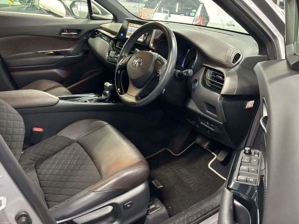 Toyota C-HR 1.8 HYBRID AUTOMATIC SUV - G LED EDITI - Image 3