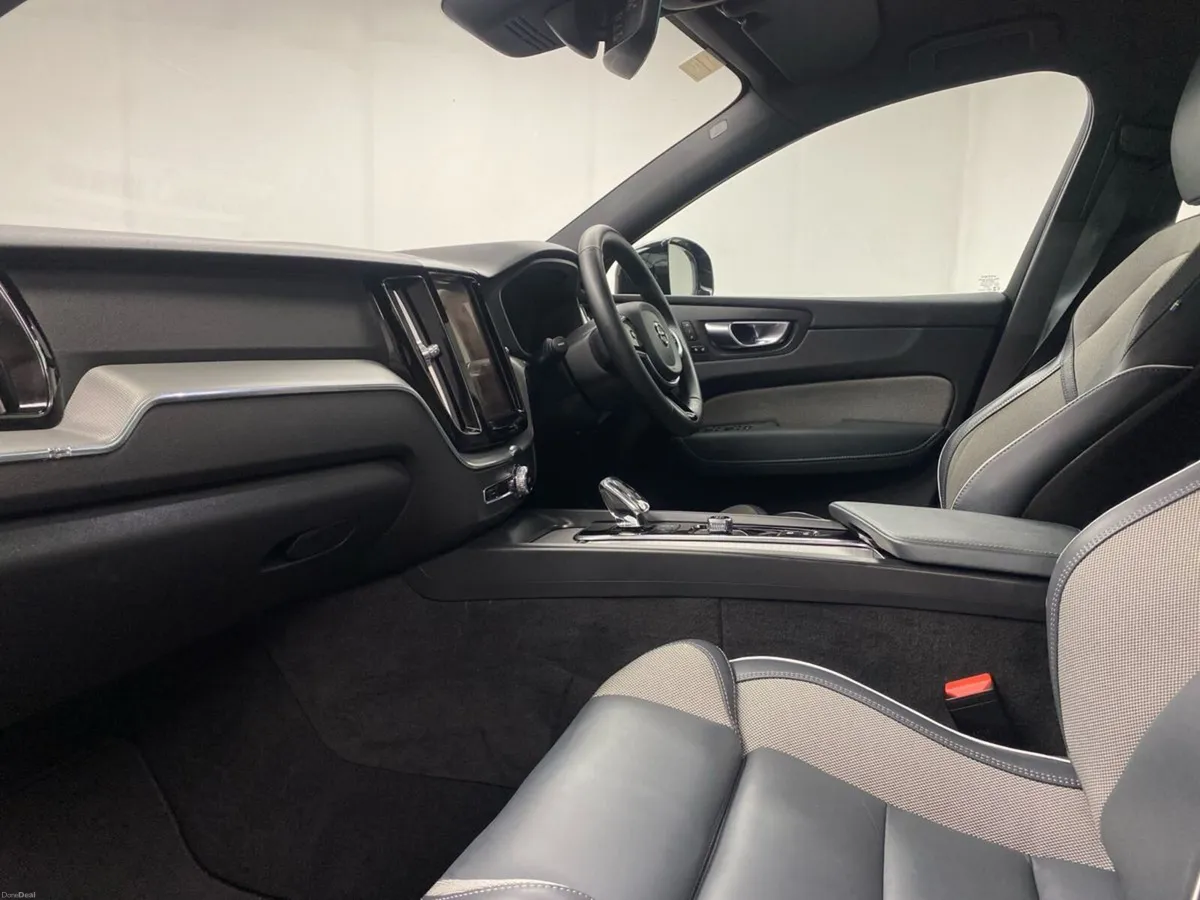 Volvo XC60 T6 AWD PHEV Plus Dark - Image 2