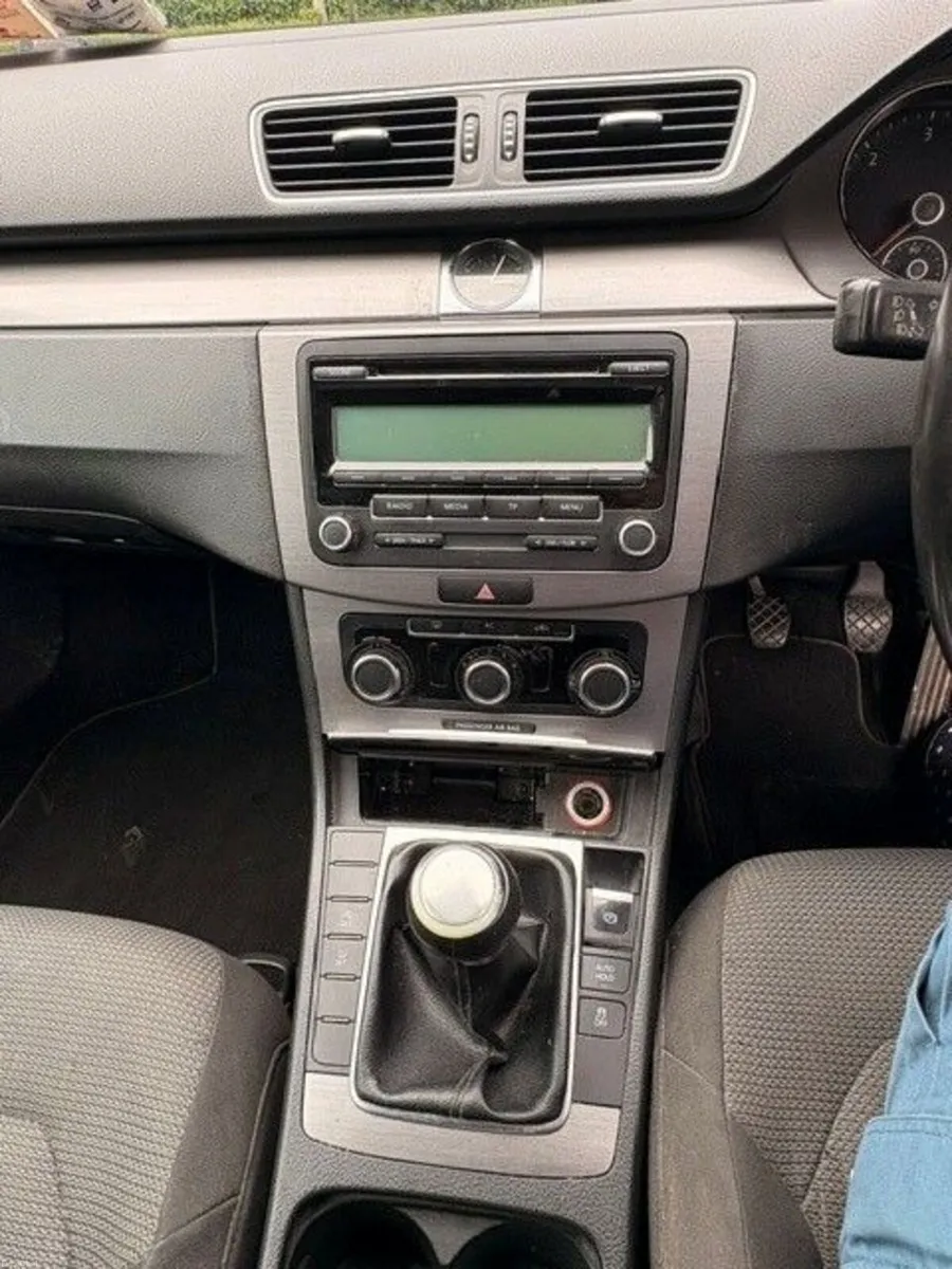 Volkswagen Passat 2011 - Image 5