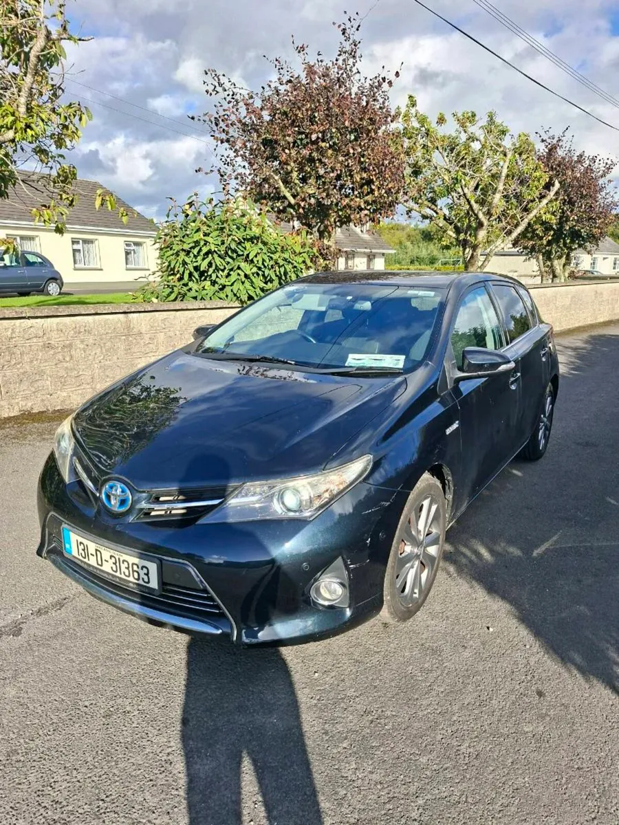 TOYOTA AURIS 2013 HYBRID AUTOMATIC LOW KM - Image 1