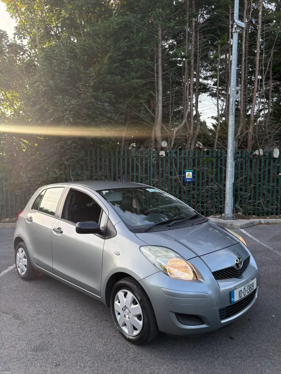 2010 Toyota Yaris - Image 2