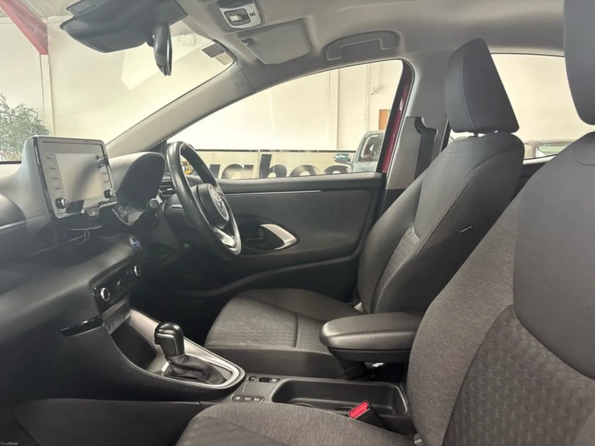 Toyota Yaris HYBRID LUNA AUTO - Image 6