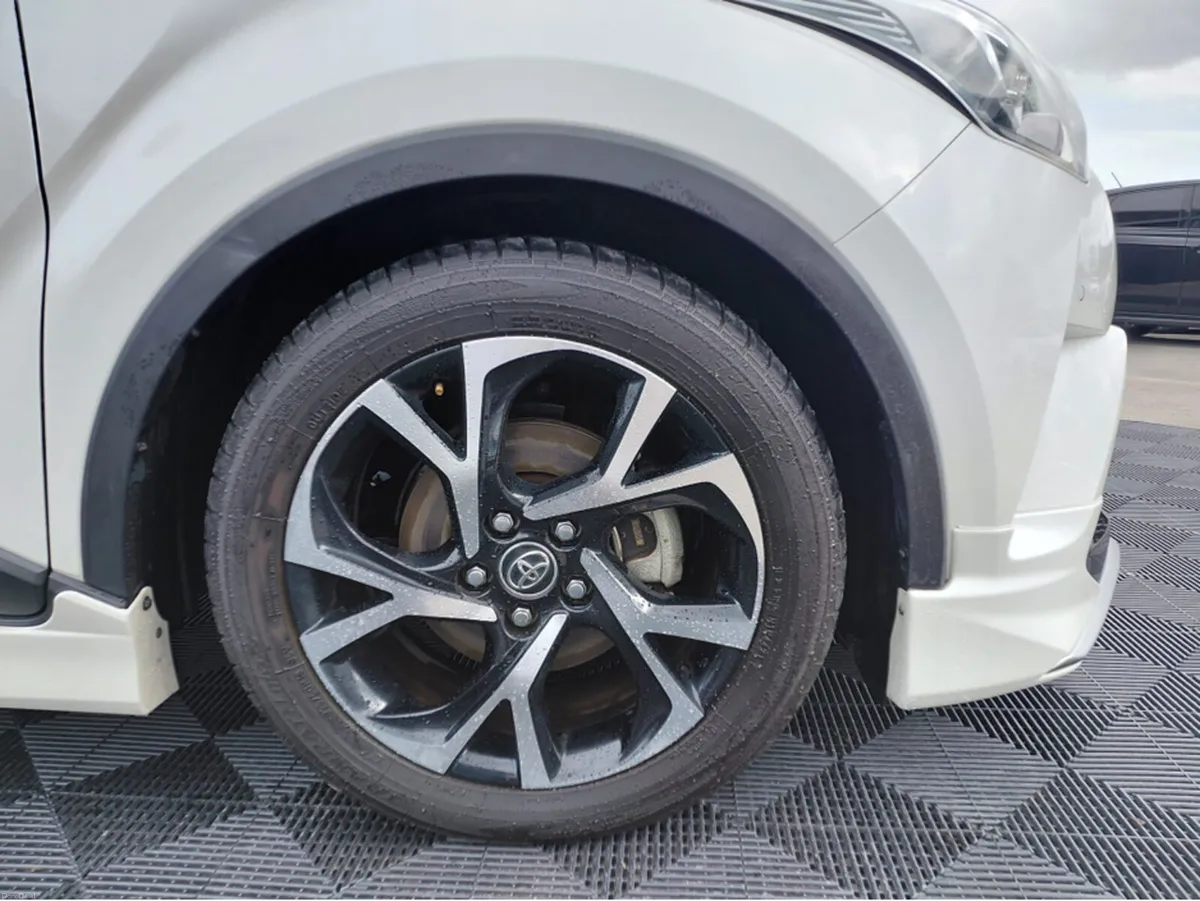 Toyota C-HR Toyota CHR 1.8 self charging hybrid, l - Image 2