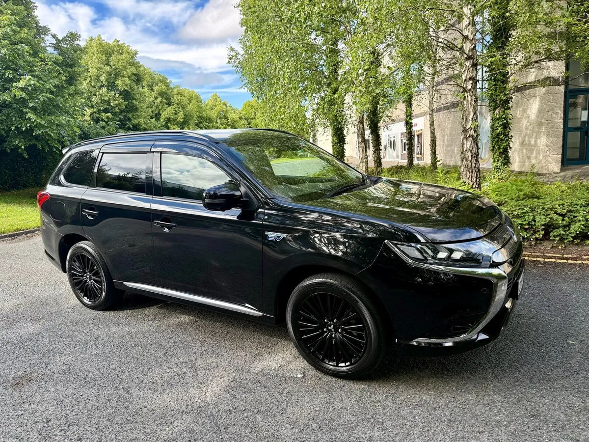 Mitsubishi Outlander PHEV Black edition - Image 2