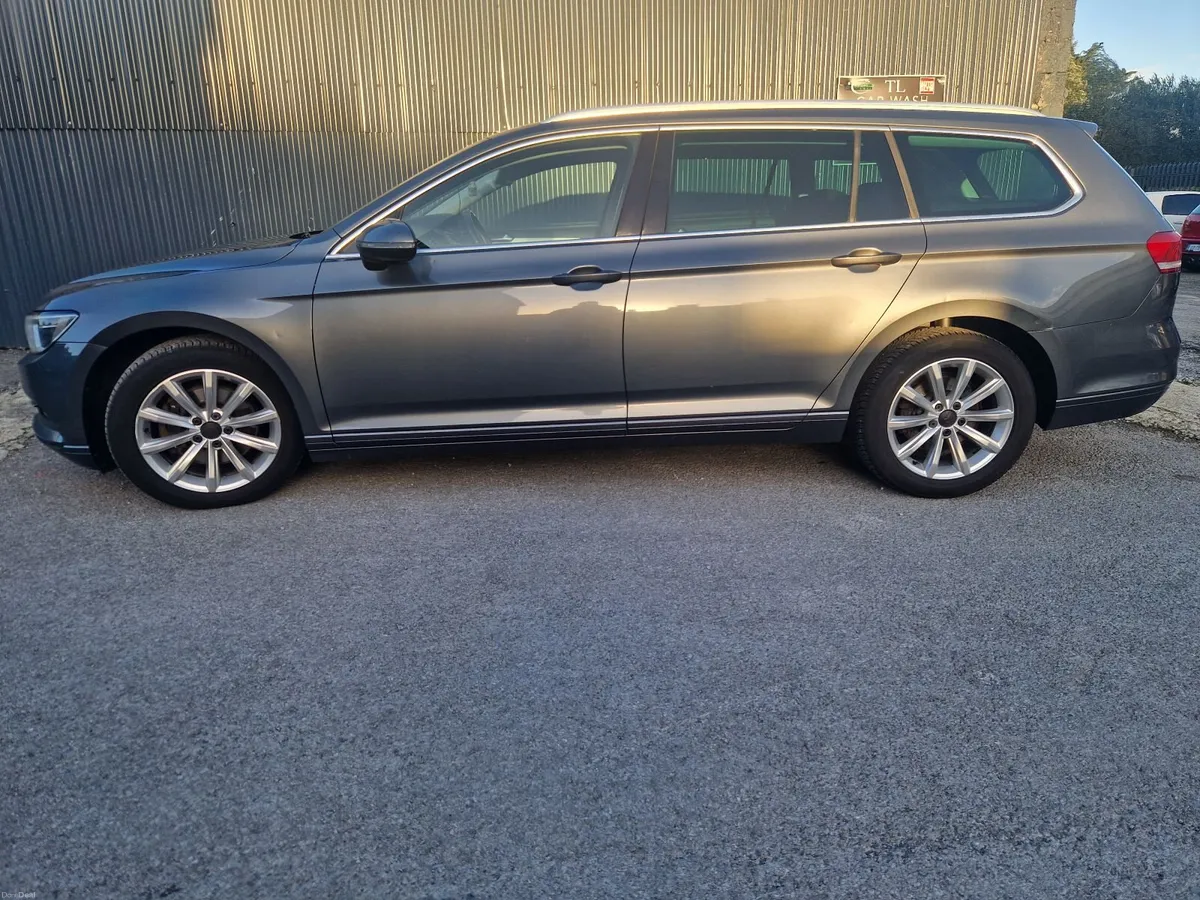 Volkswagen Passat 2015 - Image 2