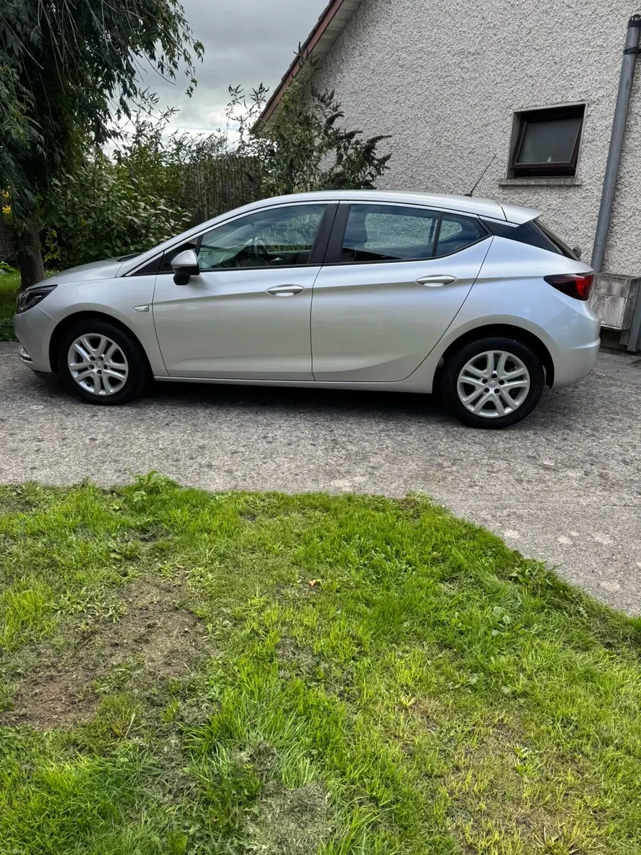 Opel Astra 2017 - Image 2