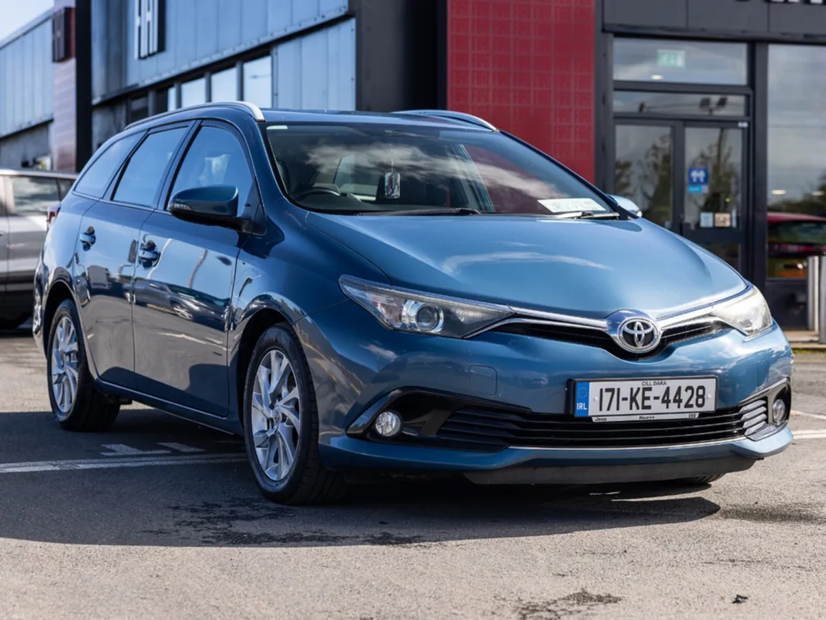 Toyota Auris 1.4 D-4D LUNA TS 4DR - Image 1