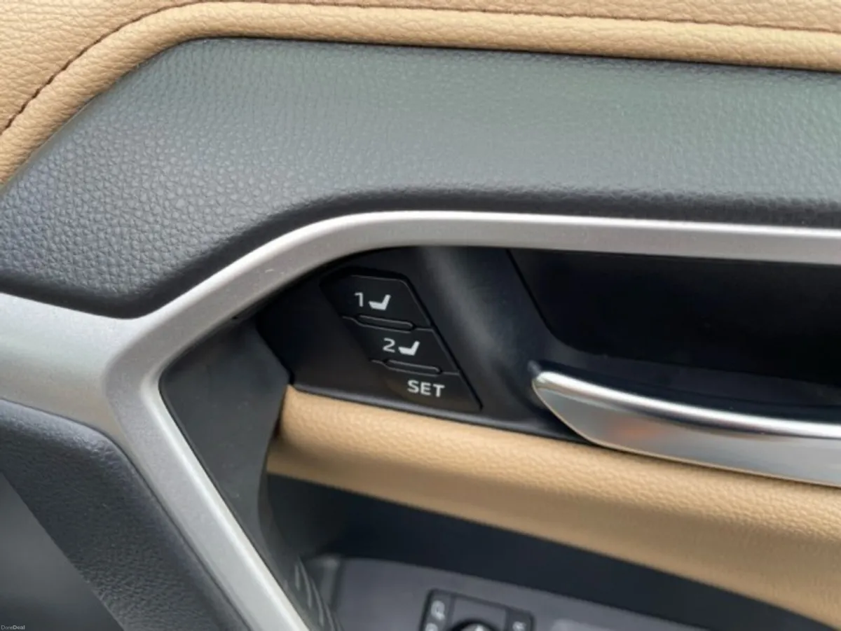 Toyota RAV4 - Platinum Edition - 2.5 Hybrid – - Image 6
