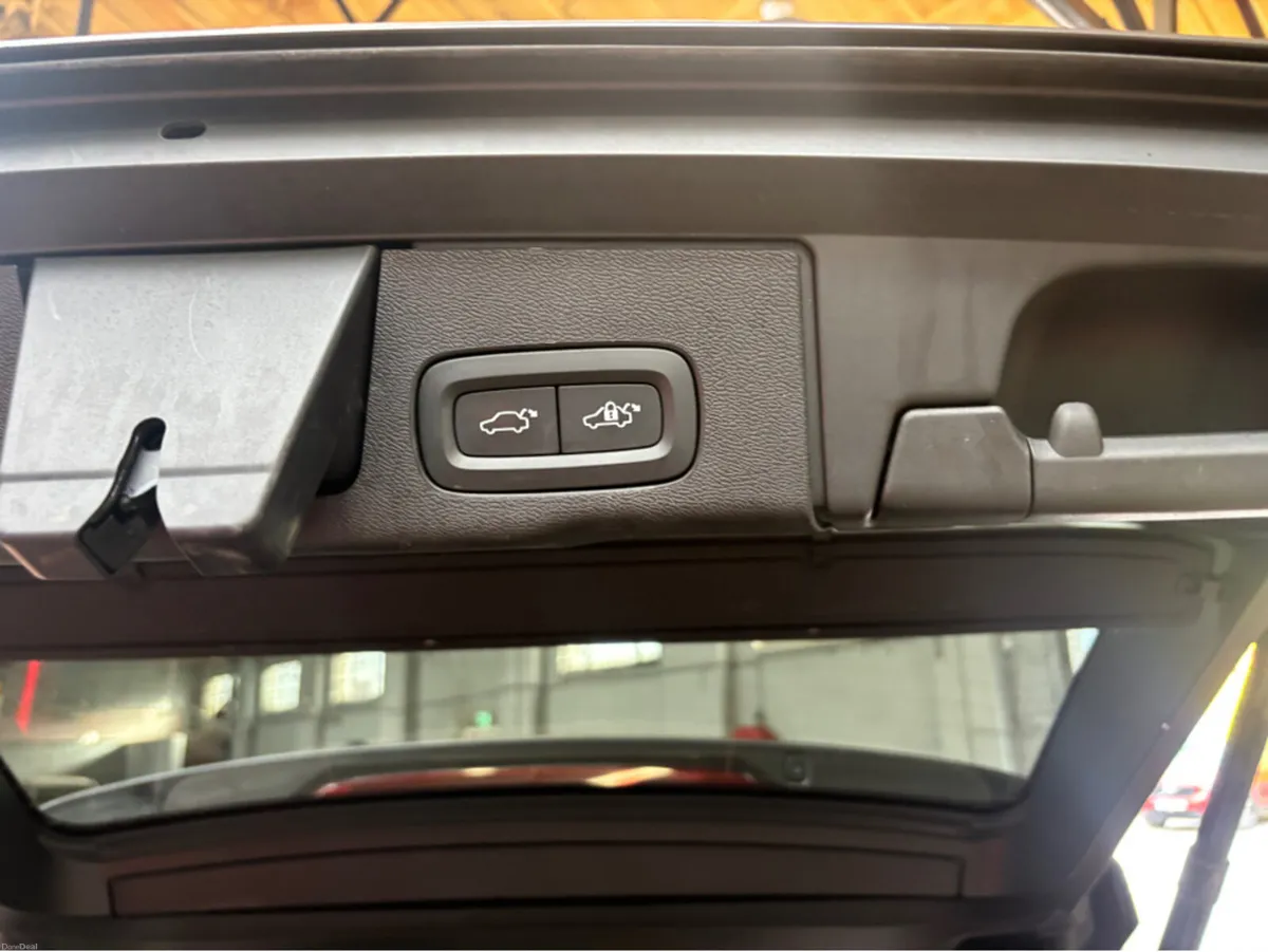 Volvo XC60 T6 PHEV PLUS DARK AWD 5DR AUTO - Image 5