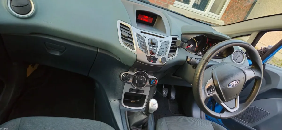 Ford Fiesta 2011 - Image 2