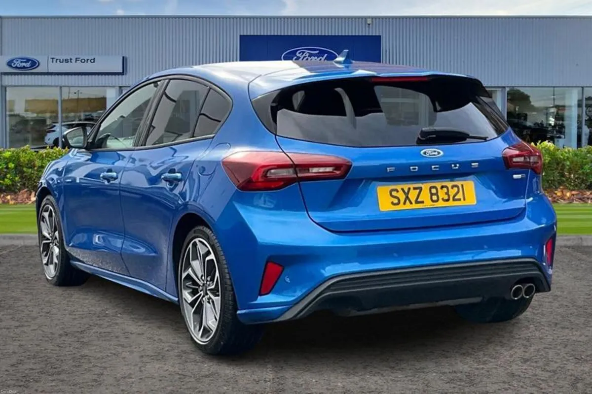Ford Focus 1.0 EcoBoost Hybrid mHEV 155 ST-Line X - Image 2