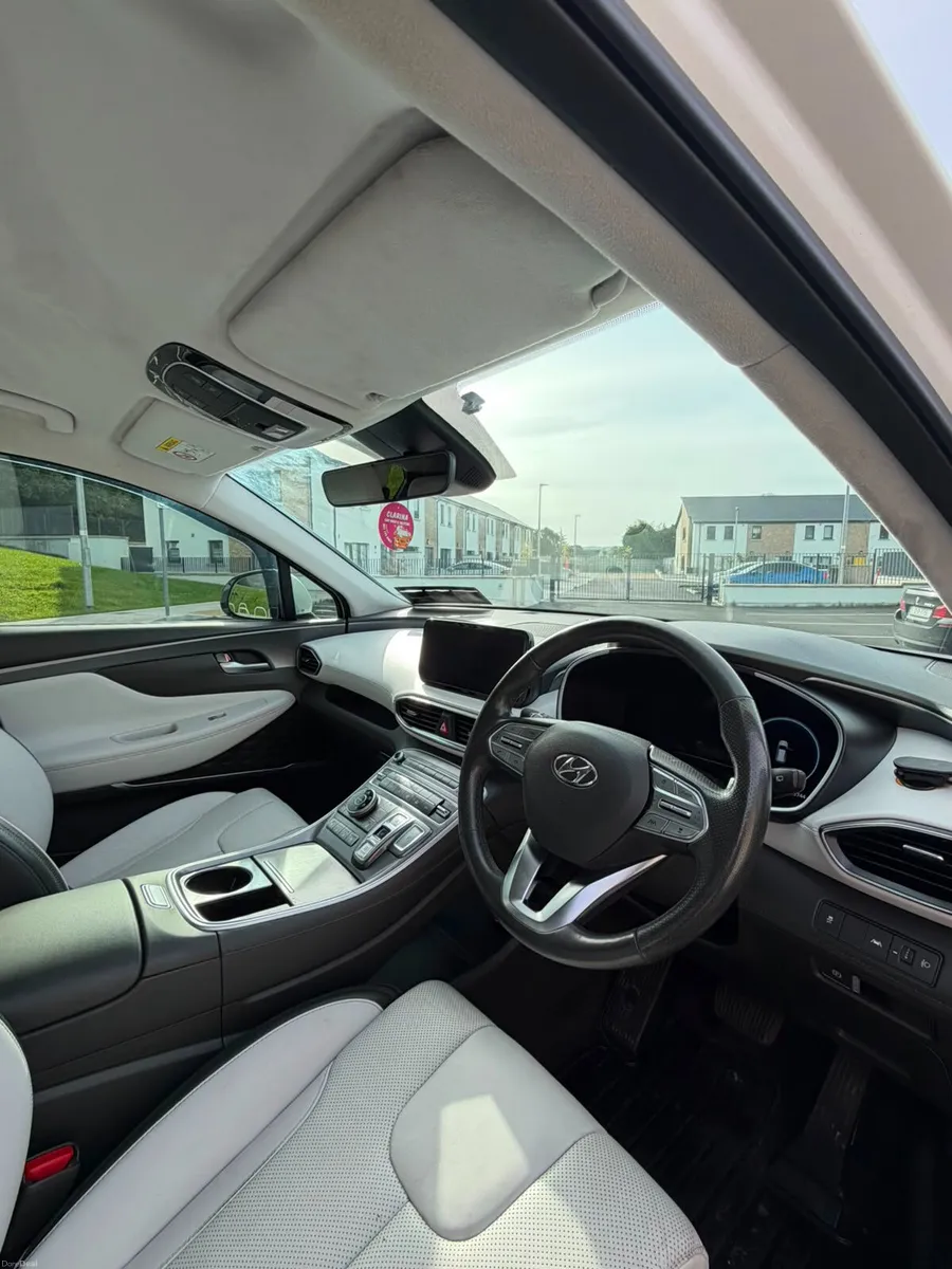 Hyundai Santa Fe 2022 - Image 2