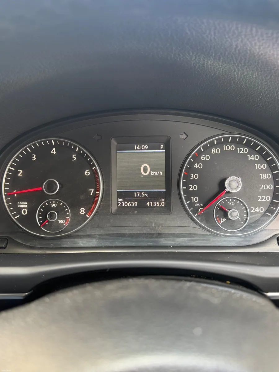 Volkswagen Touran 2012 - Image 2