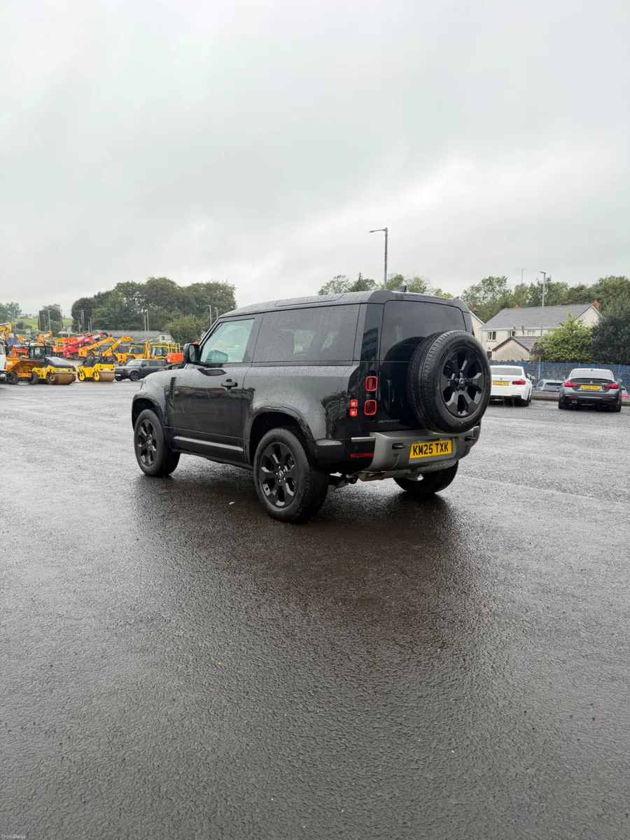 2025 Land Rover Defender 3.0 D250 X-Dynamic HSE - Image 5