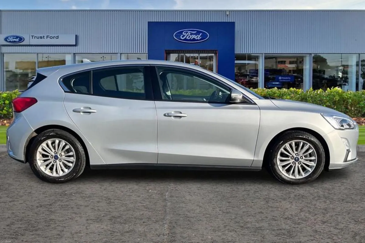 Ford Focus 1.0 EcoBoost 125 Titanium 5dr - Image 3
