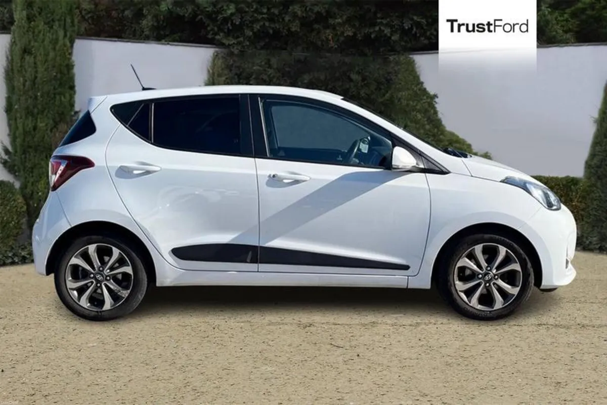 Hyundai i10 1.2 Premium SE 5dr- Heated Front Seats - Image 3