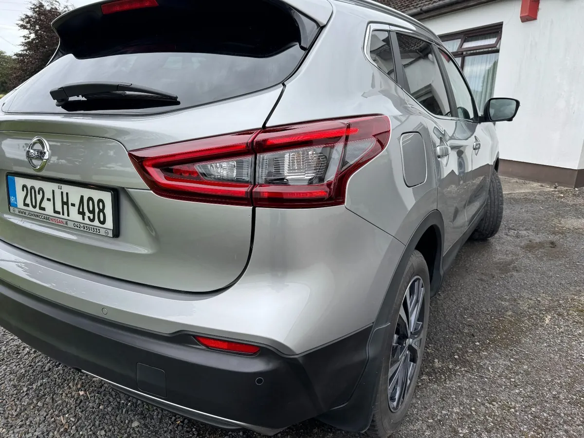 Nissan Qashqai 1.3 PET SV PREMIUM DCT *Pan Roof* - Image 2