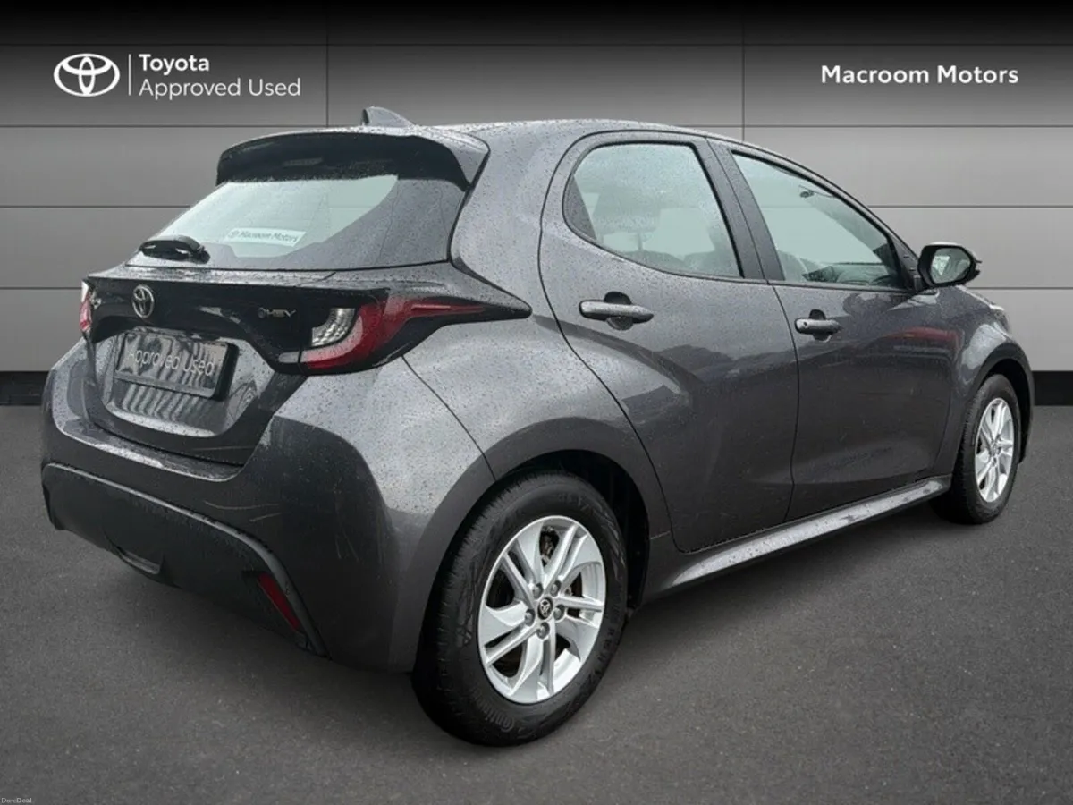 Toyota Yaris YARIS HYBRID 1.5 LUNA - Image 2