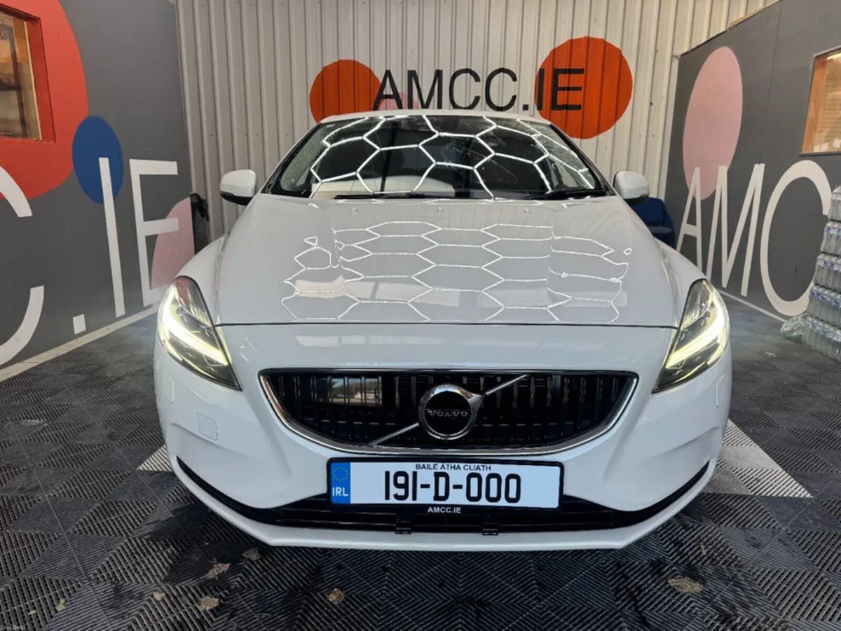 Volvo V40 2019 VOLVO V40 D4 MOMENTAM AUTOMATIC 2.0 - Image 2